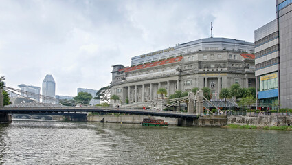 Naklejka premium View of Cavenagh Bridge and Fullerton Hotel