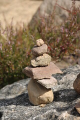 Steinpyramide in der Natur mit  Felsen und Heidekraut