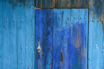 Fototapeta na wymiar porte ancienne en bois avec des dégradés de bleu 