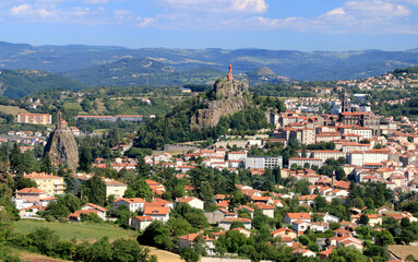 Fototapeta premium Les pitons rocheux et la cathédrale surplombants la ville du Puy-en-Velay.