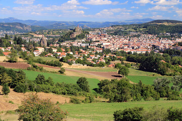 Fototapeta na wymiar Vue d'ensemble de la ville du Puy-en-Velay en Auvergne- Rhône- Alpes.