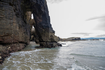 Arcos rocosos en la costa de la Playa de las Catedrales en Lugo  España 