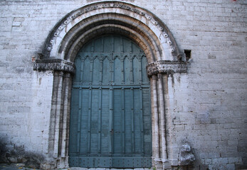 Fototapeta na wymiar Old door in a building in the city of Narni, Italy