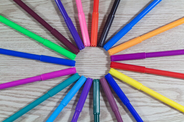Felt-tip pencils arranged in a circle