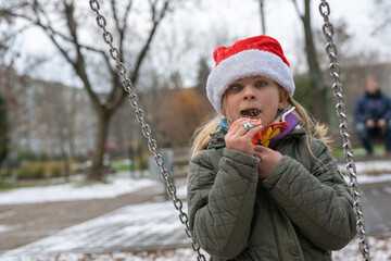 Kinder/Jugendlich leiden wegen der Corona-Covid-19 Pandemie unter dem Lockdown. Das Mädchen ist...