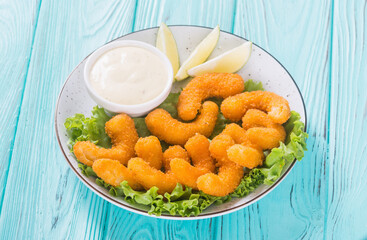 Shrimps in batter with sauce and lime