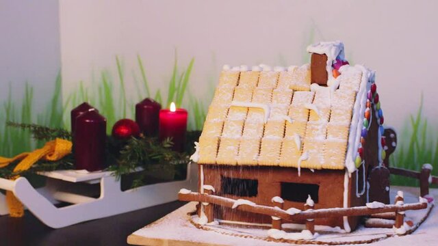 selbstgemachtes Lebkuchenhaus 