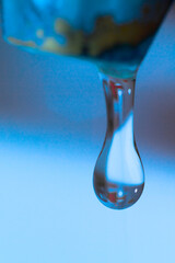 Rubinetto con goccia che cade macro