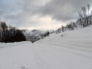 Strasse im Winter, Kvaloya, Norwegen