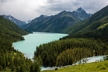 Fototapeta na wymiar high-mountain lake kucherlinskoe with clear, blue water is beautiful