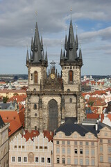 Obraz premium overview of the tyn church in the city center of prague 