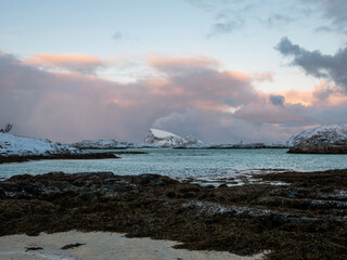 Strand bei Sommaroya, Kvaloya, Norwegen