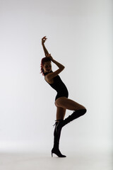 Obraz premium Sexy pole redhead dancer showing her body.