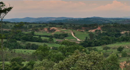 Linda vista de cima de montanha em final de tarde nublada de fazenda, situada na região de...