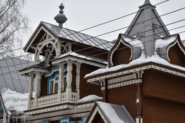Fototapeta na wymiar beautiful wooden house in the snow