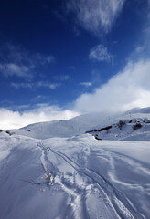 Obraz premium Snowy off-piste slope in high winter mountains at evening