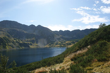 Fototapeta na wymiar Groot blauwe meer in het groene landschap in de Poolse hoge tatra gebergte