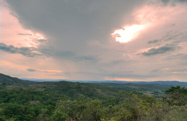 Fototapeta na wymiar Linda vista de cima de montanha em final de tarde nublada de fazenda, situada na região de Esmeraldas, Minas Gerais, Brasil.