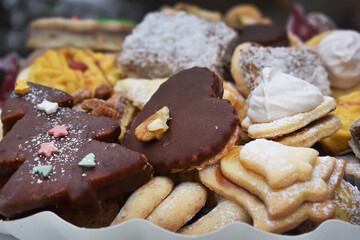 Weihnachtskekse in vielen Sorten, Kekse für den Advent mit Schokolade, Lebkuchen, Mürbteig, Windbusserl, Kokos, Nüssen, Keksmischung als Hintergrund