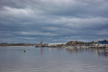 Ein Hafen in Portugal an ummandelt von dunklen Wolken