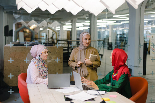 Successful muslim business ladies discussing ideas