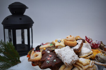 Weihnachtskekse in vielen Sorten mit Laterne und Reisig, Kekse für den Advent mit Schokolade,...