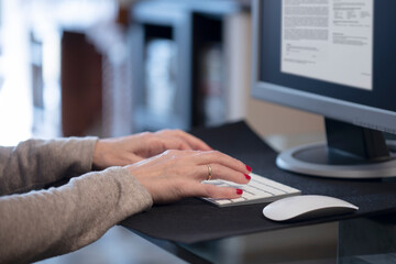 Imagen de las manos de una persona usando un ordenador