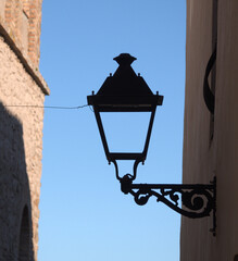 A street light between the streets serves to illuminate at night. If it does not have a bulb, it is a decorative element