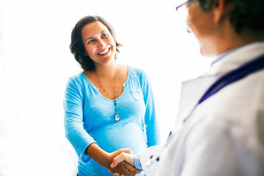 Pregnant woman shaking doctor√ïs hand