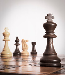 Scacchi fotografati su una scacchiera