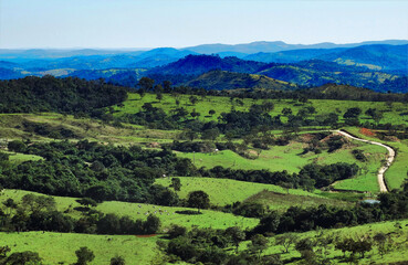 Fototapeta premium Linda vista de cima de montanha em final de tarde ensolarada, de fazenda situada na região de Esmeraldas, Minas Gerais, Brasil.