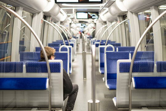 U-Bahn M&uuml;nchen in Corona Zeiten mit wenigen Menschen / Fahrg&auml;sten