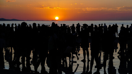 Zachód słońca Zadar 4 Ludzie oglądają wieczorny spektakl
