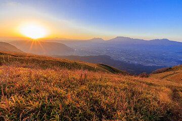 秋の大観峰から見た朝日　熊本県阿蘇市　Sunrise seen from Autumn Daikanbou...