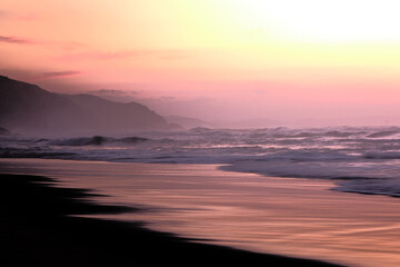 atardecer en la playa con tonos naranjas 