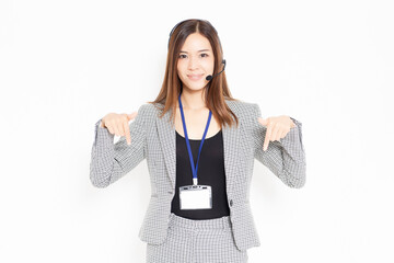 ヘッドセットを付けた若いビジネスウーマン
