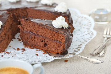 Wiener Schokoladenkuchen mit  Ribiselmarmelade gefüllt und mit feiner Zartbitterschokolade überzogen -  Viennese cake with red currant jam and covered with fine dark chocolate served with coffee 