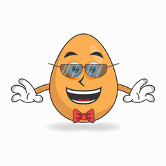 Obraz premium The Egg mascot character becomes a businessman. vector illustration