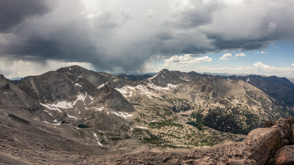 Obraz premium Panorama shot of rocky hills and storm clouds around Longs peak in rocky mountains national park in america