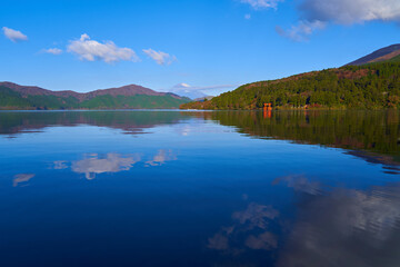 神奈川県箱根町の秋の芦ノ湖畔から北西側(富士山,三国山)方面を見る