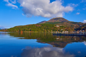 神奈川県箱根町の秋の芦ノ湖畔から北西側(富士山,三国山)方面を見る