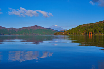 神奈川県箱根町の秋の芦ノ湖畔から北西側(富士山,三国山)方面を見る