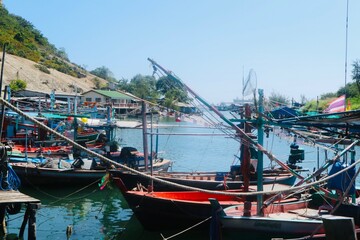 Fototapeta na wymiar boats in the port