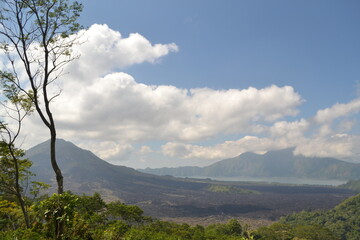 Nubes detrás de volcán vistos desde la altura. 