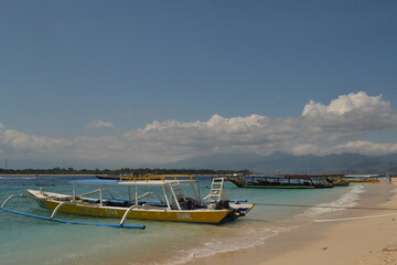 Barcaza amarilla amarrada en la costa de la isla Gili