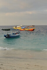 Barcazas, amarilla y azul, en el mar de las islas Gili de Indonesia