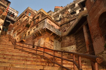Escalera en colores tierra a ghat en Varanasi India