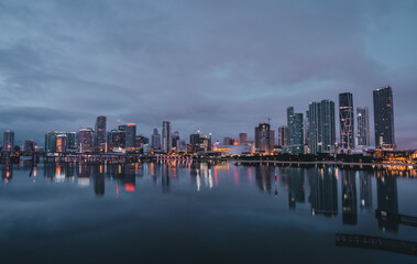 Naklejka premium country skyline at night miami city panoramic buildings downtown water reflections beautiful florida usa 