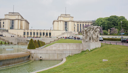 Obraz premium The Trocadero Gardens. In the background there are people walking and moving cars