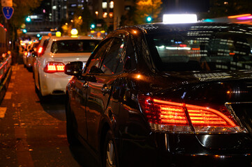 夜の客待ちをするタクシーの車列